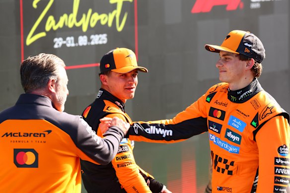 Oscar Piastri avec le patron de McLaren Zak Brown et son coéquipier Lando Norris.