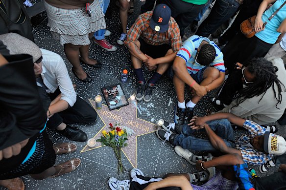 Les fans se réunissent à la star de Jackson sur le Hollywood Walk of Fame après sa mort en juin 2009.
