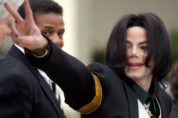 Jackson fait preuve de partisans lors de son procès en 2005.