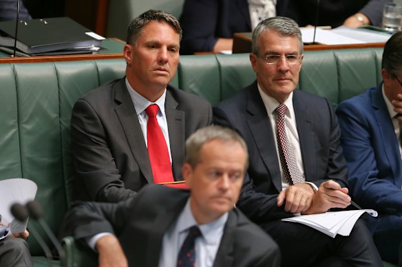 Richard Marles et Mark Dreyfus - photo ici en 2016 - sont entrés dans le Parlement en 2007, sont dans la même faction et viennent du même État. Pourtant, Marles a toujours joué un rôle dans le déménagement de Dreyfus en tant que procureur général.
