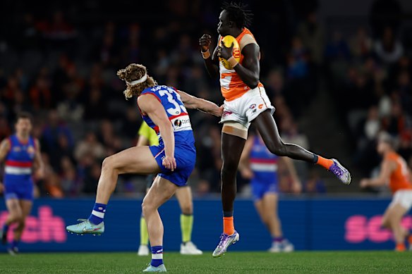 Le défenseur des Giants Leek Aleer est sur le radar des Saints. 