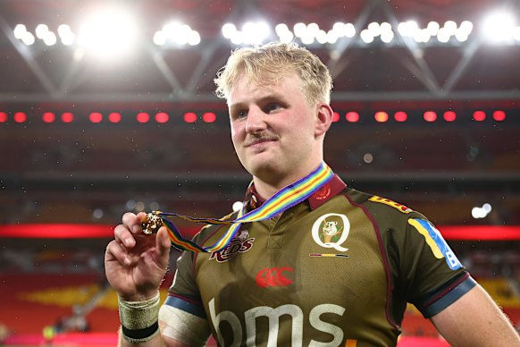 Tom Lynagh avec sa médaille d'homme du match après que le Queensland a battu les Blues en avril.