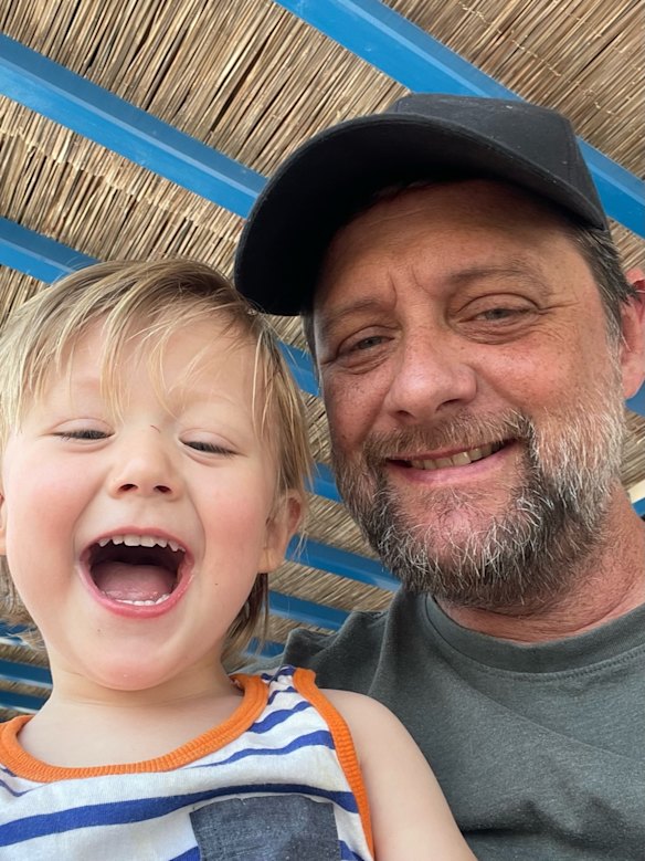 Shane Nicholson avec son plus jeune enfant Jude, 3 ans.