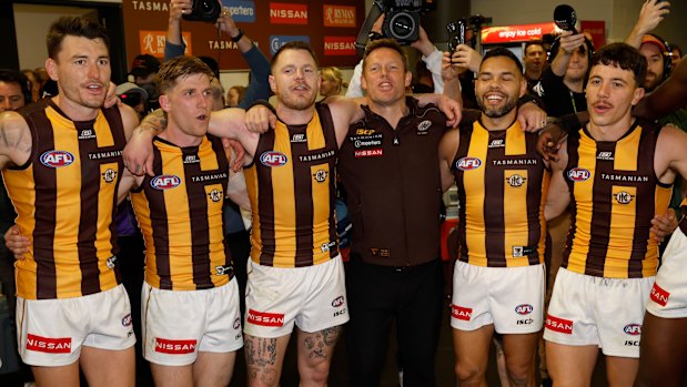 Josh Battle, Dylan Moore, Blake Hardwick, Sam Mitchell, Jarman Impey et Massimo d'Ambrosio Bell Out la chanson après avoir éliminé les géants sur le sol ennemi.