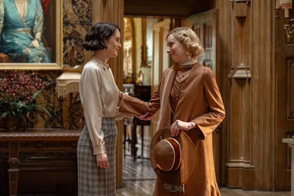 Nous nous reverrons… dans la suite? Lady Mary (Michelle Dockery) et Lady Edith (Laura Carmichael) à Downton Abbey: The Grand Finale.
