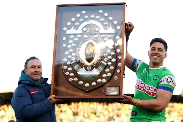 L'entraîneur des Raiders, Ricky Stuart et le capitaine Joseph Tapine, posent avec le bouclier JJ Giltinan après avoir remporté le ministre mineur.