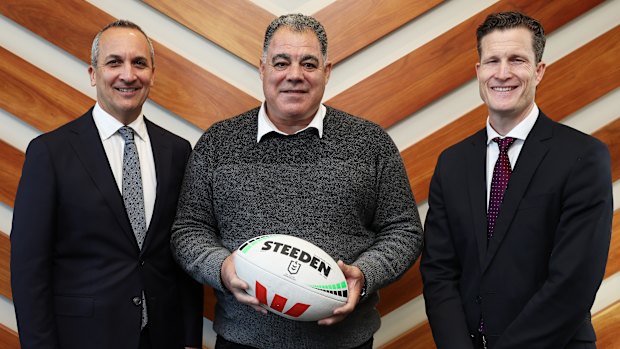 Le PDG de NRL, Andrew Abdo, avec l'entraîneur des Bears Mal Meninga et le PDG Anthony de Ceglie.