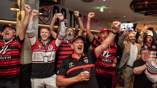 Les fans de North Sydney Bears célèbrent après l'annonce de la nouvelle équipe de Perth.