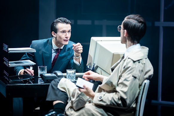 Conor Beaumont est une présence magnétique en tant que Patrick Bateman.