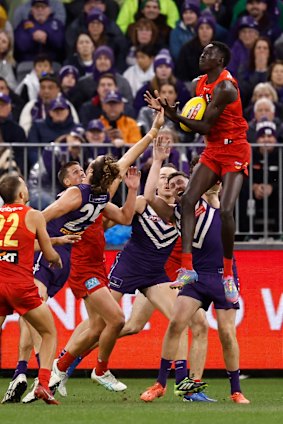 Mac Andrew s'est avancé tard dans le match, où il a pris une marque décisive et a botté un but qui a nivelé les scores entre Gold Coast et Fremantle.