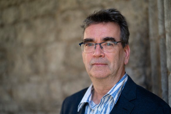 «J'étais en colère d'être gouverné par une élite minoritaire des garçons des écoles publiques pendant la meilleure partie de la décennie»: l'auteur Mick Herron.