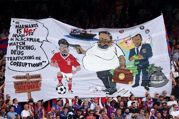 Les fans de Crystal Palace tiennent une bannière dimanche pour protester contre le propriétaire de Nottingham Forest Evangelos Marinakis.