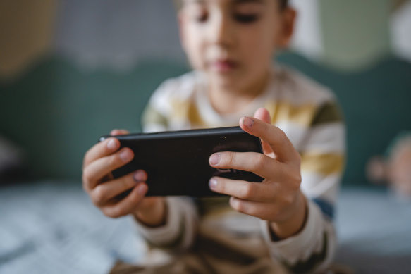 Les défenseurs disent que jouer à des jeux vidéo avec vos enfants peut aider la connexion familiale et vous tenir au courant de la façon dont votre enfant fonctionne dans le monde numérique.