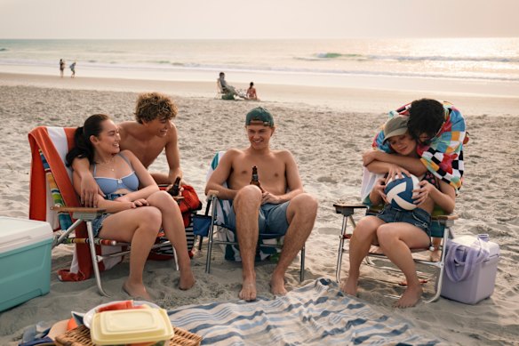 Belly (Lola Tung), Jeremiah (Gavin Casalegno) et Conrad (Christopher Briney) dans la saison trois de l'été, je suis devenu joli.