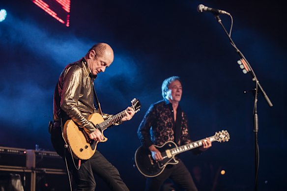 Dave Faulkner (à gauche) et Brad Shepherd se balançant lors de la tournée du 40e anniversaire de Hoodoo Gurus.