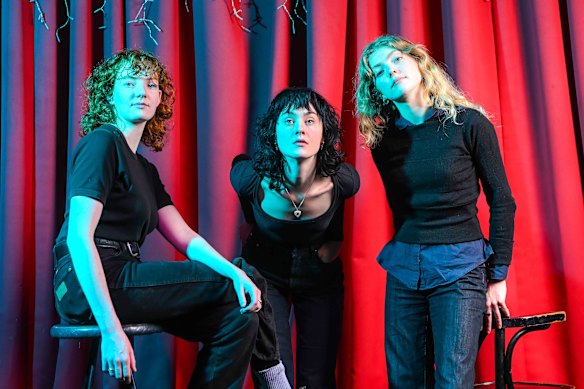 Le Trio Folk Bitch apporte son style original au Lansdowne. . 