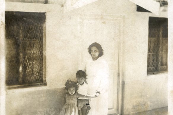 Roy avec son frère, Lalith Kumar Christopher Roy, et sa mère, Mary Roy, devant leur maison à Ooty, en Inde, en 1963.