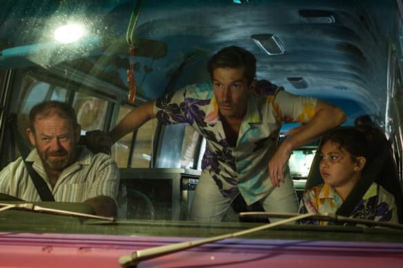 Trevor Ford (Huw Higginson), Ned Pelton (Gwilym Lee) et Taya «Bub» (Gladys-May Kelly) dans Top End Bub.