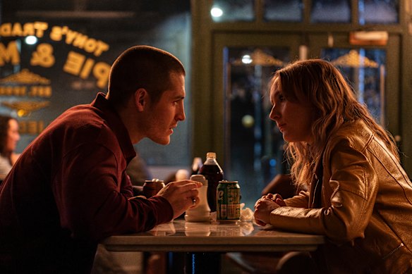 Alison (Rose Ayling-Ellis) tombe avec la membre du gang Liam (Kieron Moore) lorsqu'elle est recrutée par la police pour espionner le gang.