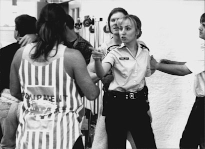 Lisa McCune dans une scène de Blue Heelers en 1995.