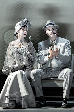 Lisa McCune et Ian Stenlake dans une scène des 39 étapes.