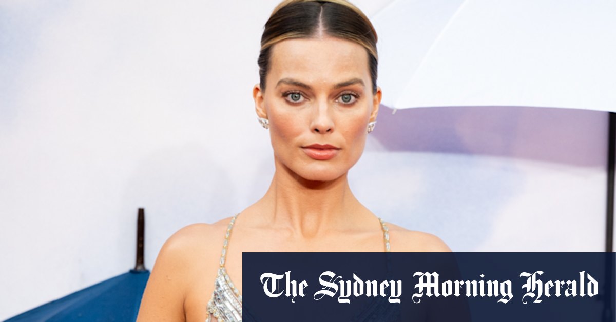 Rend hommage à Giorgio Armani avec une robe transparente risquée lors d'une grande première de voyage audacieuse