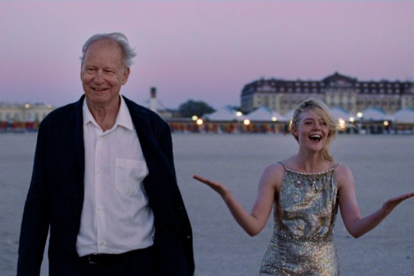 Stellan Skarsgård et Elle fanning dans la valeur sentimentale de la comédie norvégienne.
