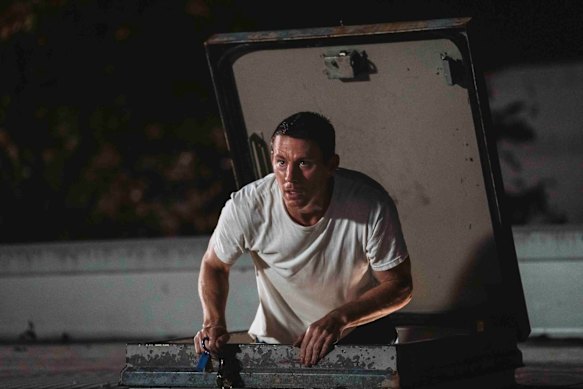 Channing Tatum joue un militaire de retour qui commence à pénétrer dans les affaires via le toit de Roofman.