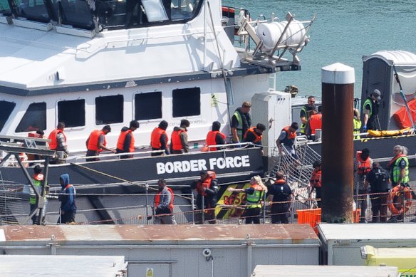 Un navire britannique des forces frontalières amène les migrants interceptés en traversant la chaîne anglaise dans le port de Douvres le mois dernier.