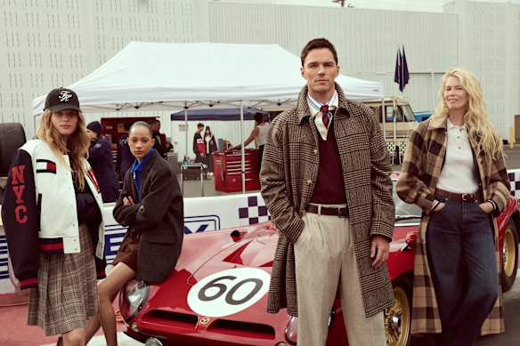 L'acteur Nicholas Hoult et Claudia Schiffer dans la campagne du Hilfiger Racing Club de Tommy Hilfiger, où F1 rencontre le style preppy.