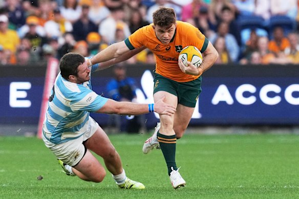 L'Australie Andrew Kellaway repousse Julian Montoya en Argentine.