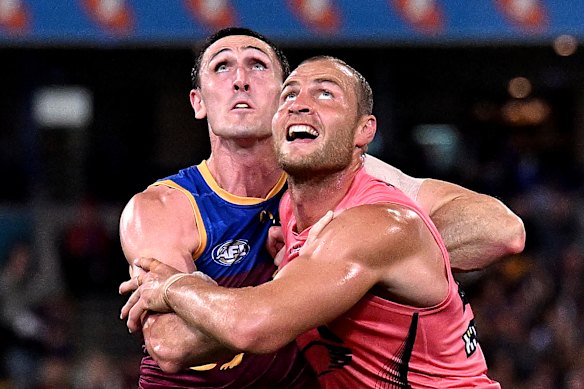 Jarrod Witts (à droite) a dominé les succès contre Oscar McInerney (à gauche) et Darcy Fort.