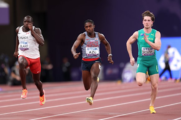 Rohan Browning (à droite) prenant le Canada Jerome Blake (à gauche) et Jeremiah Azu de Grande-Bretagne.