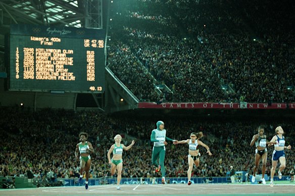 Cathy Freeman remporte l'or au 400 mètres à Sydney dans le plus grand moment de l'histoire du stade.
