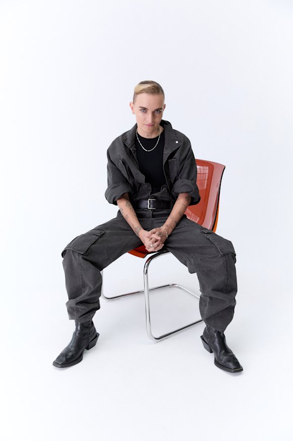 Courtney Zheng Coiler Suit and Belt, Venroy T-shirt, propres bijoux (portés partout) et bottes.