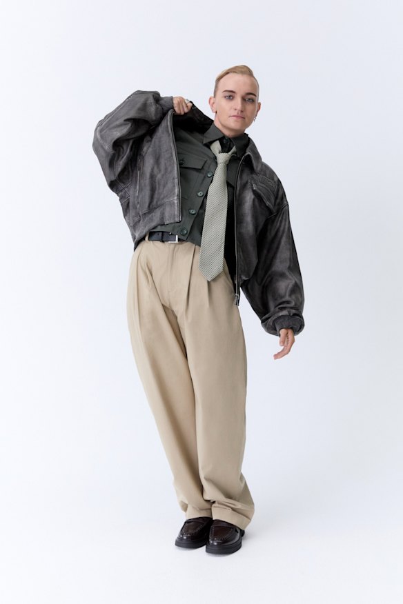Veste en cuir Ksubi. Farage chemise et cravate. Chinos de Venroy. Muisseaux Zara.