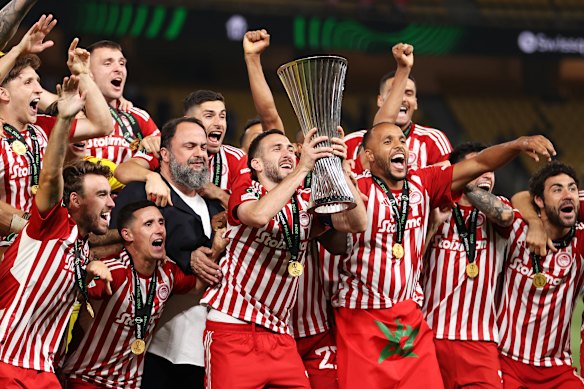 Marinakis célèbre avec Olympiakos après avoir remporté la finale de la Ligue de la conférence UEFA Europa 2024.