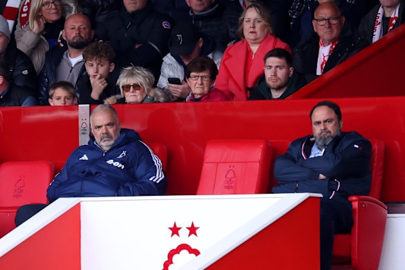 Evangelos Marinakis, illustré à un match à domicile au City Ground l'année dernière, a un œil sur tout dans ses clubs de football.