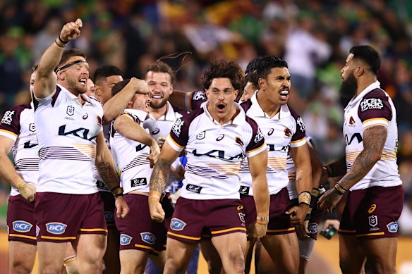 Les Broncos célèbrent la victoire.