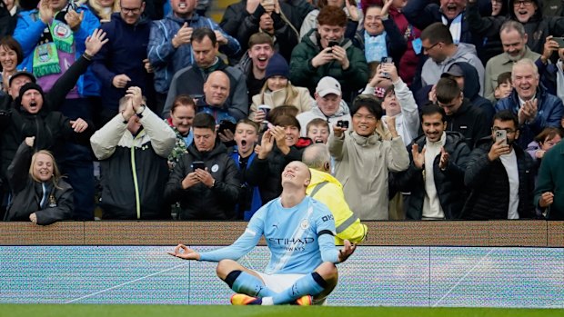 Haaland célèbre après avoir marqué son onzième but de la saison pour le club et le pays.