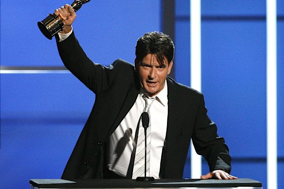 Charlie Sheen a accepté un Emmy pour son rôle chez deux hommes et demi en 2008.