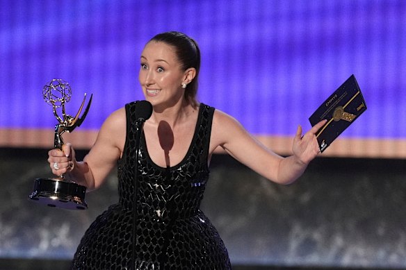 Erin Doherty accepte le prix de l'actrice de soutien exceptionnelle dans une série ou un film d'anthologie limité ou d'adolescence.