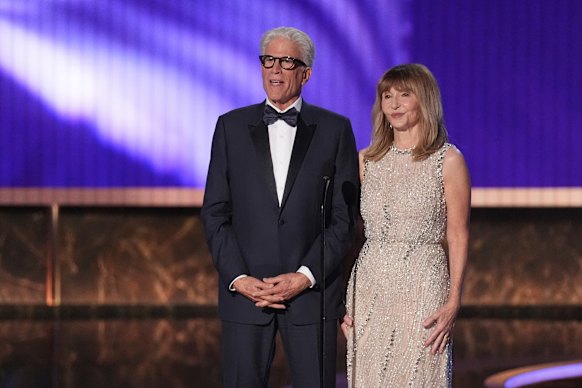 Ted Danson (à gauche) et Mary Steenburgen acceptent le Bob Hope Humanitarian Award.