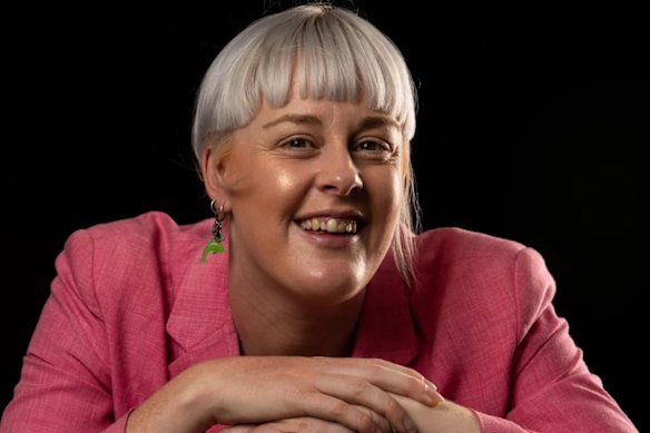 «Nous avons tous un sombre sens de l'humour»: le comédien Alexandra Hudson. 