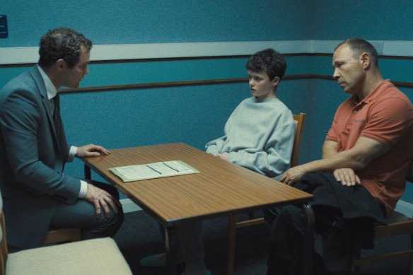Mark Stanley, Owen Cooper et Stephen Graham dans le premier épisode de l'adolescence.