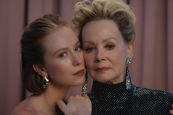 Ava (Hannah Einbinder) et Deborah (Jean Smart) dans la quatrième saison des hacks.