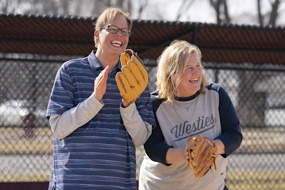 Besties Joel (Jeff Hiller) et Sam (Bridget Everett) dans quelqu'un quelque part.