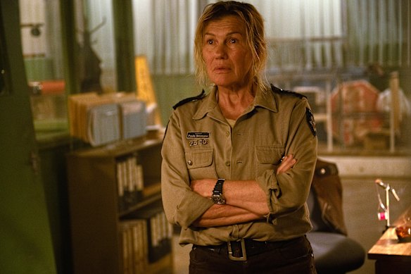 Robyn Malcolm en tant que sergent de police local blasé Simmo.