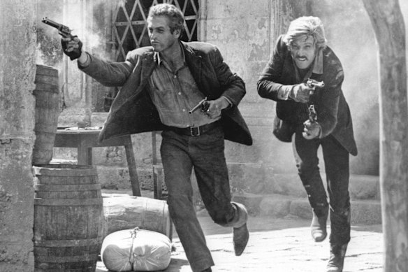 Paul Newman, à gauche, en tant que Butch Cassidy, et Robert Redford, en tant que gamin de Sundance, apparaissent dans la scène finale de la fusillade à Butch Cassidy et The Sundance Kid.  