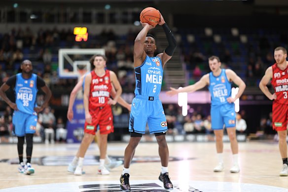 Tyson Walker de Melbourne United tire un lancer franc.
